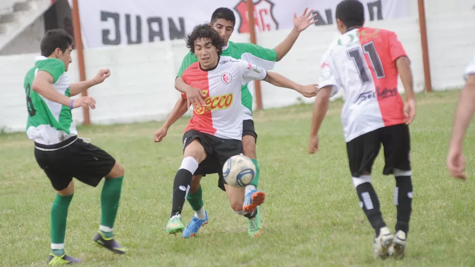 POR ACÁ NO. Jonathan Velárdez, del “juliano”, trata de controlar la pelota ante la marca de Matías Soria, de San Fernando. LA GACETA / FOTO DE HÉCTOR PERALTA