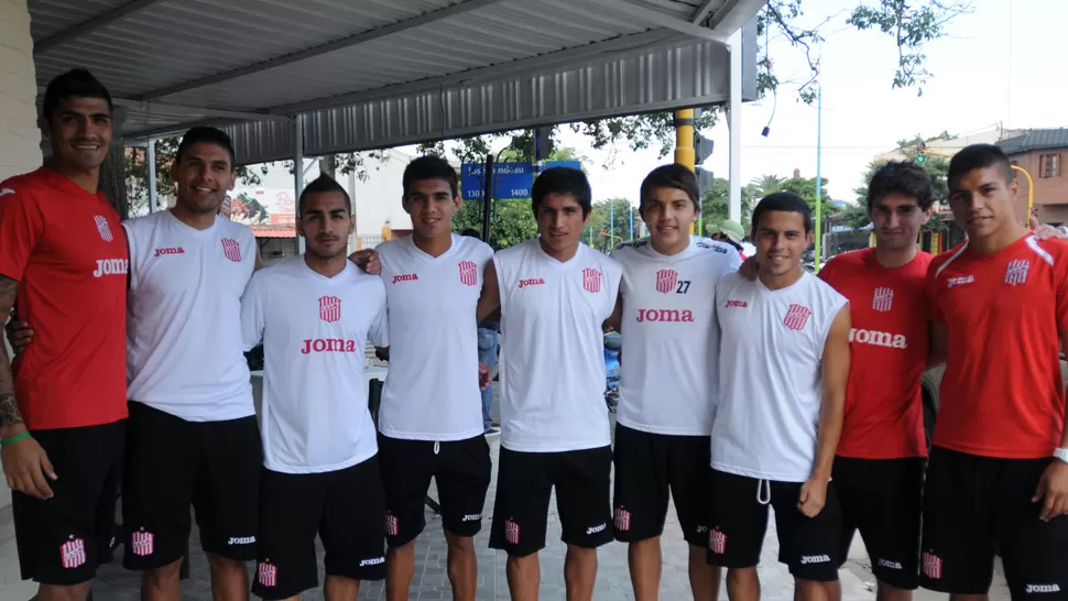 LOS TAPADITOS. Juan Carrera, Pablo Lencina, Rodrigo Nieva y Nicolás Riveros flanquean a los cinco juveniles que eligió el técnico Arnaldo Sialle para afrontar el último encuentro de la zona campeonato. LA GACETA / FOTOS DE INÉS QUINTEROS ORIO