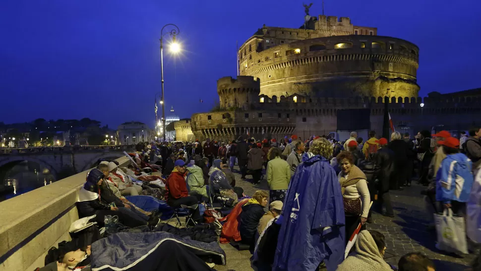 BAJO EL CIELO. Innumerables fieles acamparon junto al río Tíber y cerca del Castel Sant´Angelo. REUTERS