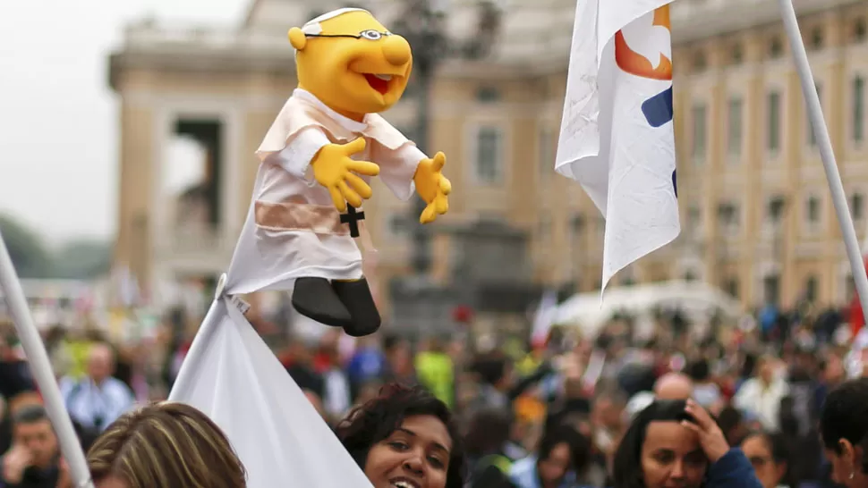 CON MUÑECOS. Todas las vías son válidas para expresar devoción y alegría en la Plaza de San Pedro. REUTERS