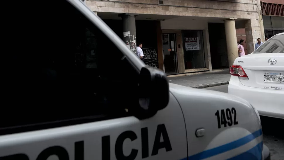 PISTAS. Policía Científica busca rastros que puedan llevarlos hasta los asaltantes. LA GACETA / FRANCO VERA