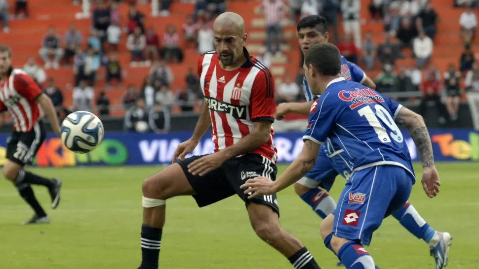 BAJO PRESION. Estudiantes, liderado por el interminable Juan Brujita Verón, no pudo con Godoy Cruz en su propia casa y cayó 1 a 0, cediendo terreno en la lucha por el título, que también pelea su archirrival Gimnasia y Esgrima. TELAM