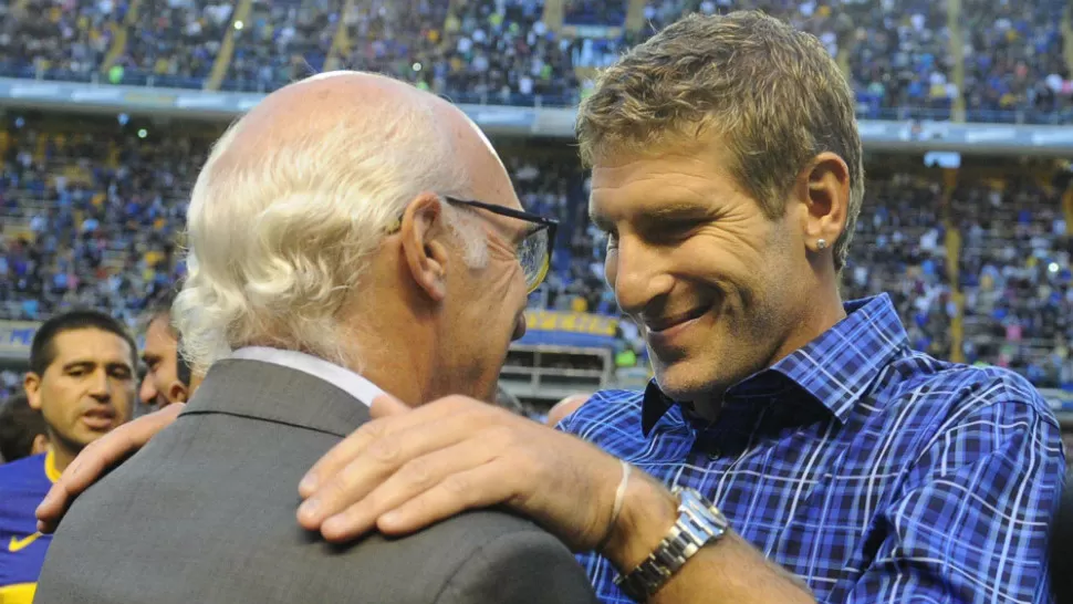 RENCUENTRO. Martín Palermo y Carlos Bianchi se saludan antes del partido entre Boca Juniors y Arsenal, dirigido por uno de los grandes ídolos del club xeneize, en su regreso a La Bombonera. TELAM