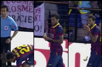 Dani Alves, víctima de racismo, comió una banana que le lanzaron desde la tribuna