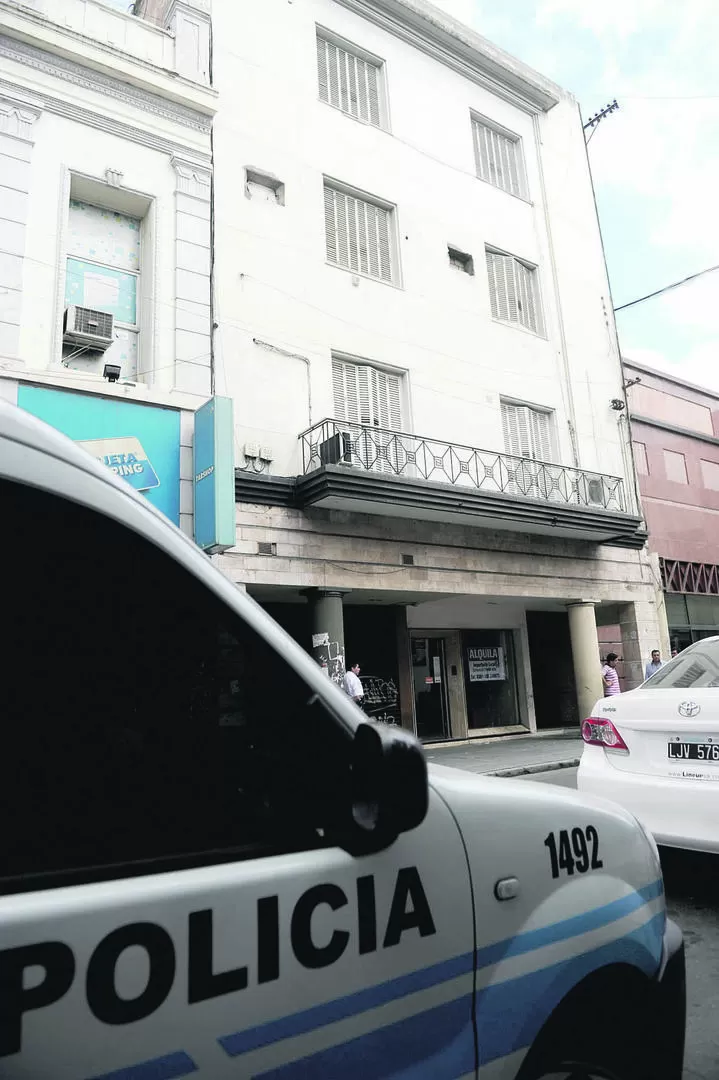 PERICIAS. La Policía Científica trabajó en las oficinas en busca de pruebas. la gaceta / foto de franco vera