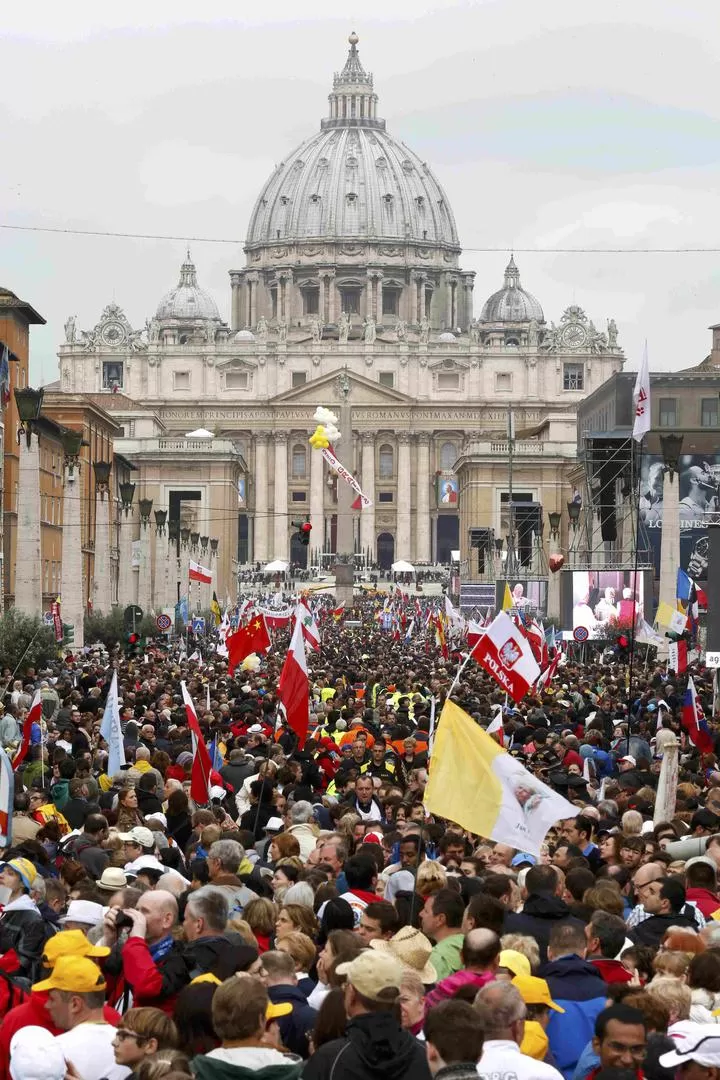 INCANSABLES. Miles de peregrinos llenaron San Pedro. Hubo pantallas gigantes para los que quedaron afuera. fotos reuters