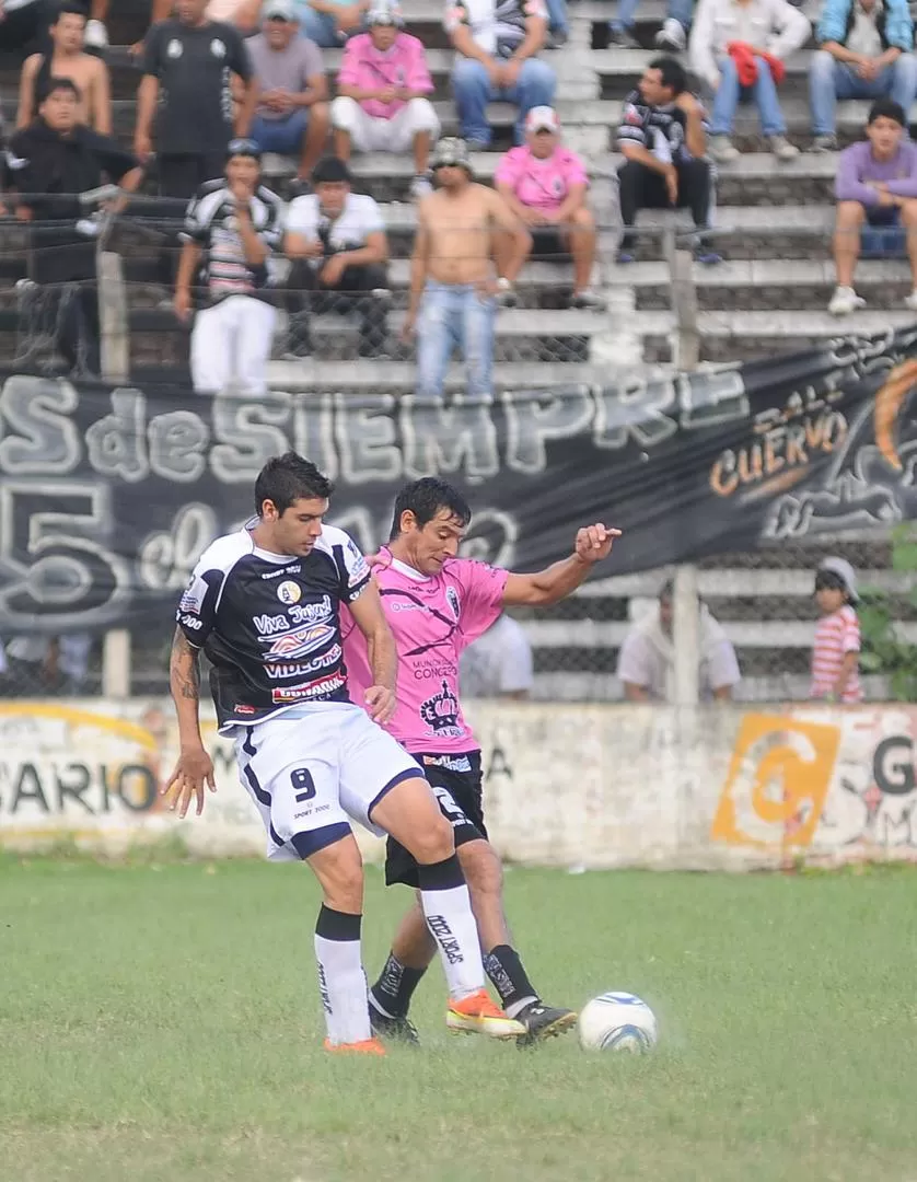 SIN TREGUA. Matías Abraham cubre la pelota ante la marca de José Carreño. 