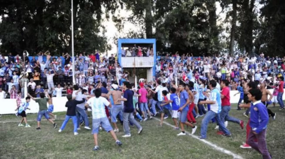 PURA ALEGRIA. Los jugadores y seguidores de Famaillá festejan el ascenso logrado al Argentino B, al superar por 4 a 2 a Independiente Irigoyen de Salta. LA GACETA / JORGE OLMOS SGROSSO