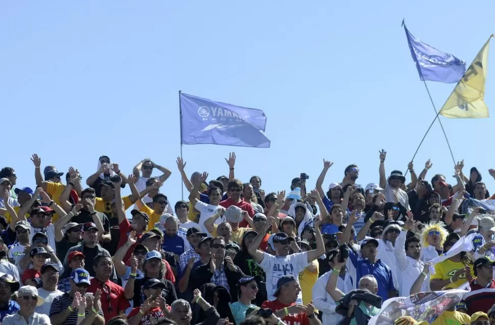 NO CABÍA UN ALFILER. Pese a que las entradas no eran precisamente una ganga, las tribunas fueron una fiesta multitudinaria. 