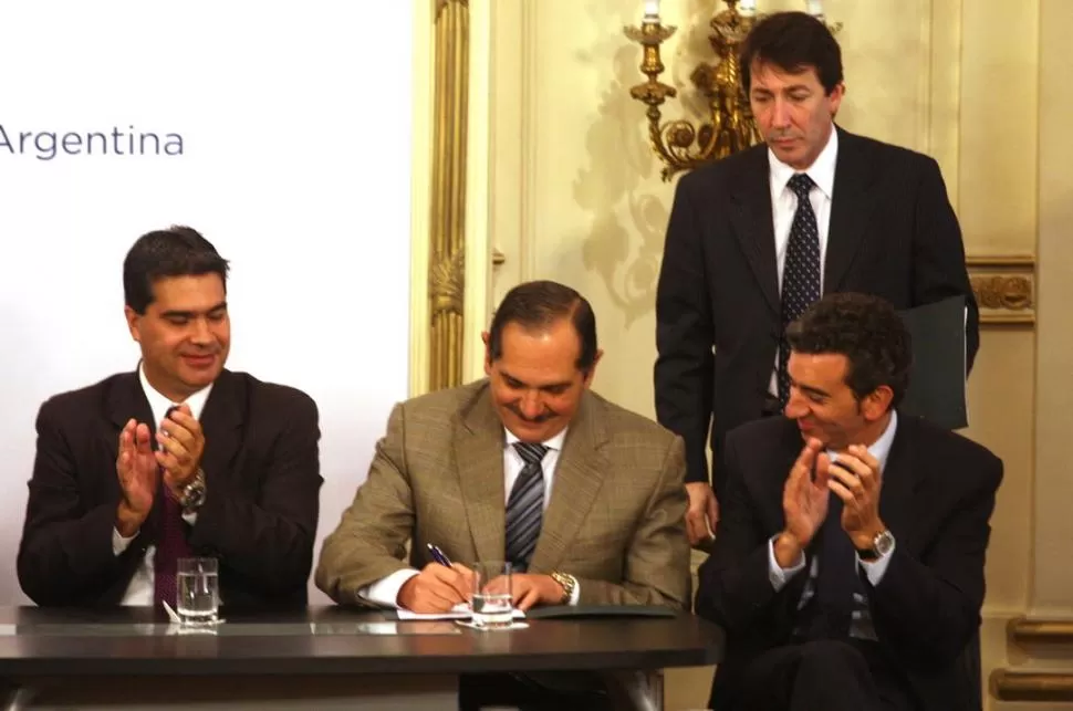 JUNIO DE 2010. Alperovich firma la refinanciación de la deuda acompañado por el entonces gobernador Jorge Capitanich y por el ministro Randazzo. dyn