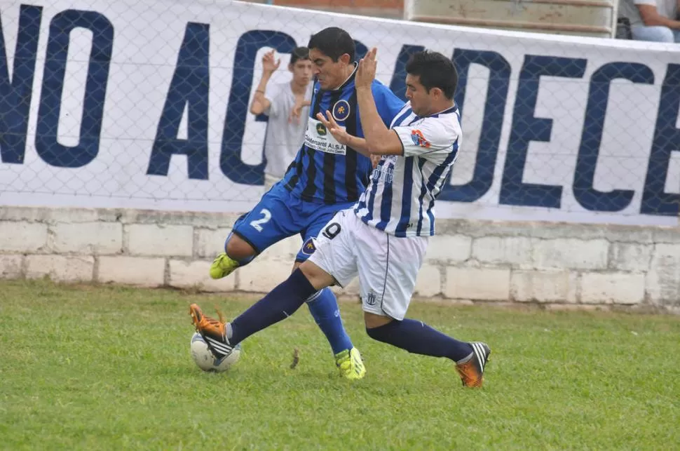 SIEMPRE PRESENTE. El delantero Carlos López, que marcó goles en todos los partidos claves, también festejó en Salta. 