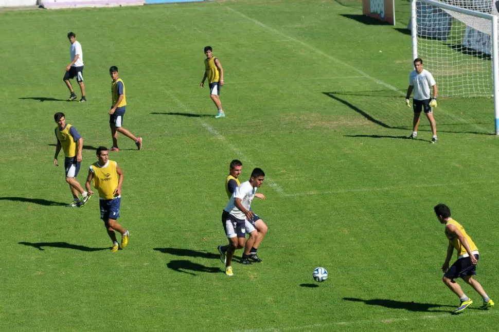 VELOZ. Ontivero supera a un compañero de la Liga durante la sesión de trabajo. 