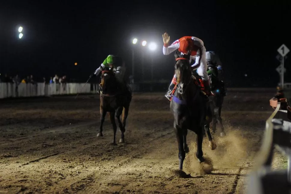 CONTUNDENTE VICTORIA. Con el jockey Carlos Fuentes en su montura, el zaino Ponzi fue inalcanzable para sus adversarios. 