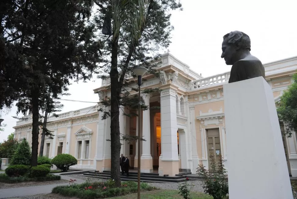 EL OBJETIVO MÁS PRECIADO. Bardón, Coletti, Martínez y Ruiz Pesce aspiran a ocupar el despacho principal del edificio de la foto: el Rectorado de la UNT. la gaceta / foto de HECTOR PERALTA