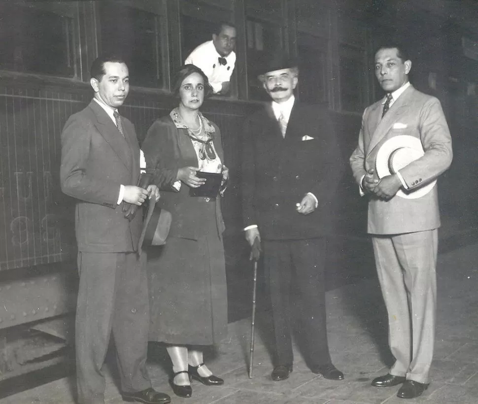 RICARDO JAIMES FREYRE. Apoyado en su bastón, el literato posa con familiares en la actual estación Mitre, de nuestra ciudad, en 1932.  la gaceta / archivo