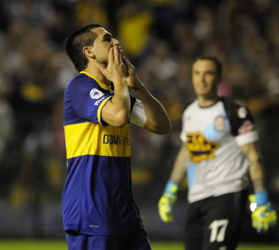 DEVOLUCIÓN DE GENTILEZAS. Juan Román Riquelme festeja su gol con besos a la hinchada que lo alentó todo el partido. dyn