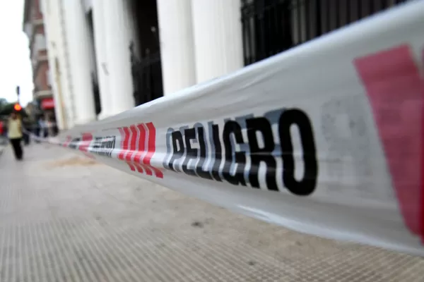 Un metro de mampostería de la Catedral cayó sobre la vereda