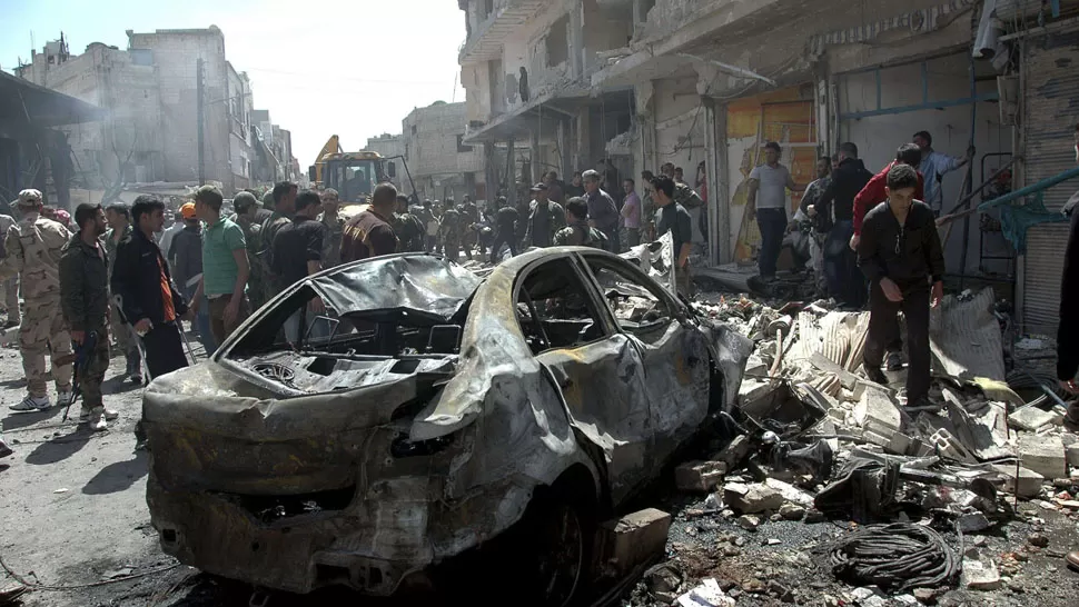 TRAS LA EXPLOSIÓN. Así quedó el vecindario de Al Abassia, en la ciudad de Homs. REUTERS