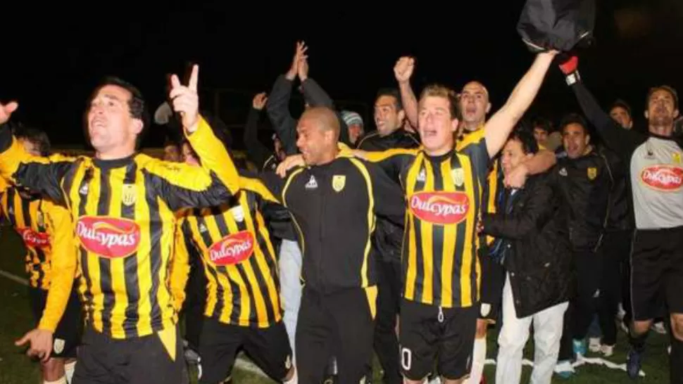 DE FIESTA. Santamarina de Tandil celebra el ascenso a la B Nacional, donde jugará por primera vez en la historia. FOTO TOMADA DE OLE.COM