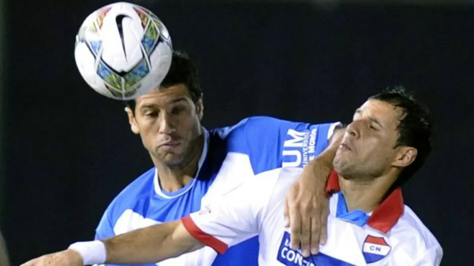 CABEZA A CABEZA. Vélez y Nacional de Paraguay dirimirán esta noche el pase a los cuartos de final de la Copa Libertadores. En el partido de ida, en Asunción, Nacional ganó 1 a 0. FOTO TOMADA DE CLARIN.COM