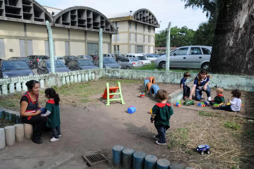 JUEGOS EN LA EX QUINTA AGRONÓMICA. Los nenes y las señoritas se entretienen en el patio del jardín; de fondo aparecen los blocks de Ciencias Exactas. la gaceta / foto de inés quinteros orio