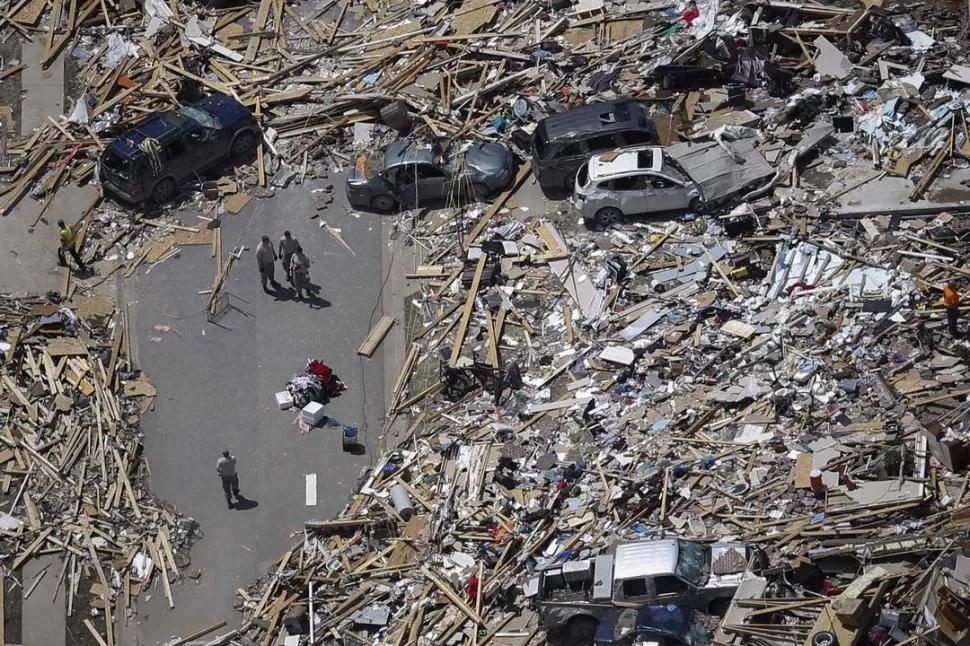 VILONIA, ARKANSAS. La pequeña localidad quedó prácticamente cubierta de escombros, por los vendavales. reuters