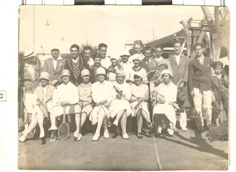 EN LA DÉCADA DE 1920. Posan jugadores del Tucumán Lawn Tennis, fundado en 1915, club que difundió enormemente el deporte de la raqueta. la gaceta / archivo