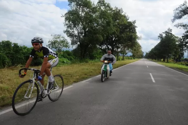 Para disfrutar de su pasión, los deportistas de Concepción se arriesgan a diario en la ruta 65