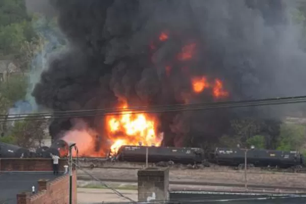Se descarriló un tren que transportaba petróleo en Virginia
