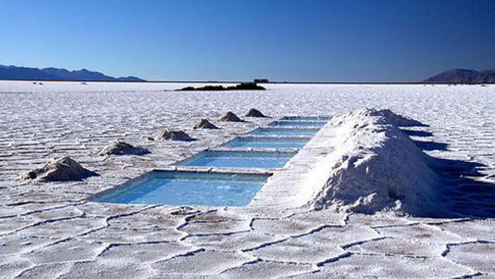 EXTRACCIÓN. En las Salinas de Jujuy se produce litio y potasio. FOTO DE JUJUYALMOMENTO.COM