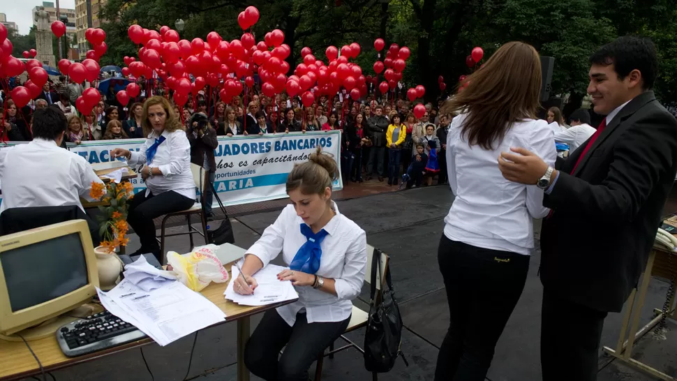 EN LA PLAZA YRIGOYEN. La capacitación se realizó este mediodía. LA GACETA / FOTO DE JORGE OLMOS SGROSSO