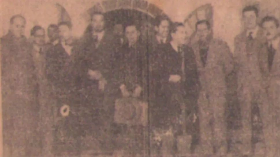 Foto: Los jóvenes arquitectos posan en el aeropuerto.
