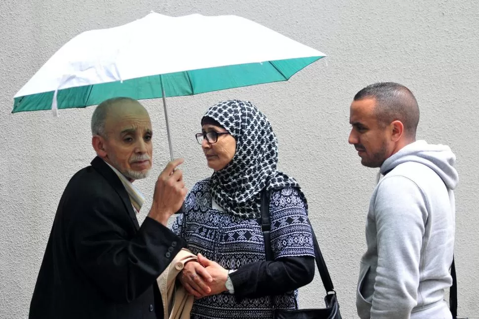 DURA PARTIDA. Lahoucine y Zohra Moumni, padres de Houria, deben regresar a Francia por compromisos laborales. la gaceta / foto de diego aráoz   