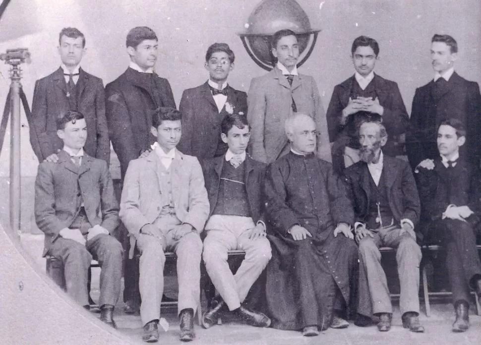 BACHILLERES DE 1901. El rector del Colegio Nacional, don Sisto Terán (con barba), y el vicerrector, padre Sixto Colombres, posan junto a 10 de los 15 egresados de ese año. la gaceta / archivo
