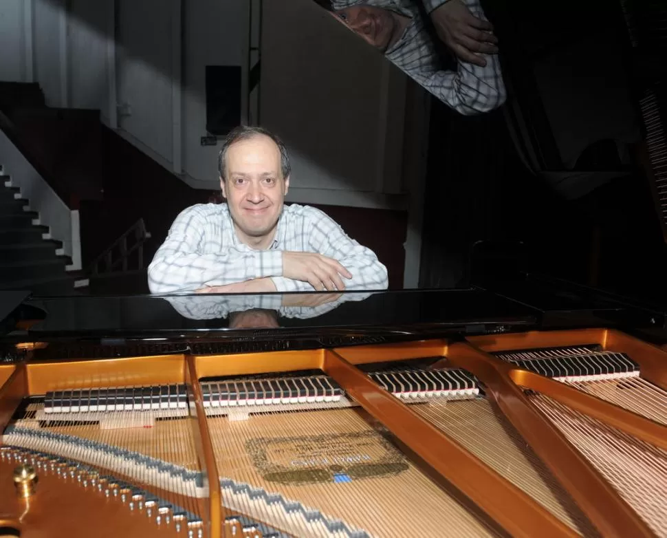 EL ARTISTA Y SU HERRAMIENTA. Buffo elogió el piano japonés en el que tocará esta noche, en el Virla. la gaceta / foto de antonio ferroni