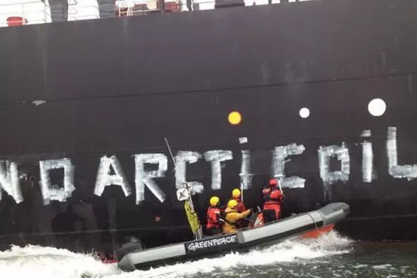 Tres argentimos de Greenpeace protestan contra un petrolero ruso, en Holanda