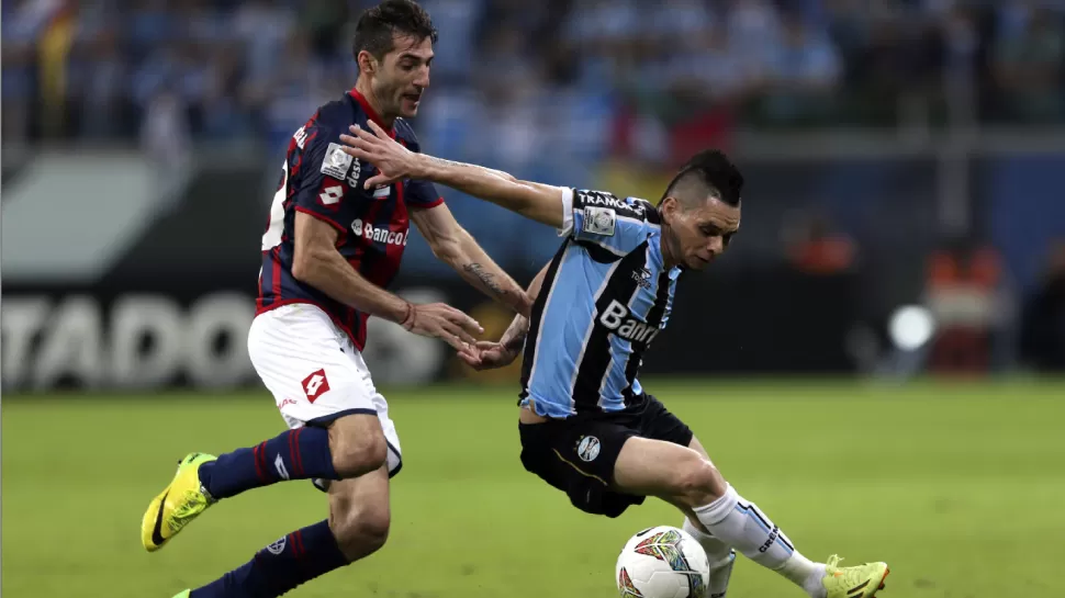 LUCES Y SOMBRAS. San Lorenzo cayó en el partido por 1 a 0 ante Gremio, pero luego se desquitó en la definición por penales y continúa su carrera hacia el título en la Copa Libertadores. REUTERS