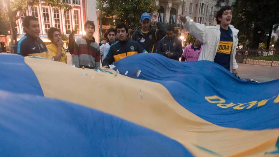 AZUL Y ORO. Los hinchas de Boca quieren que siga su ídolo. LA GACETA/ FOTO DE DIEGO ARÁOZ