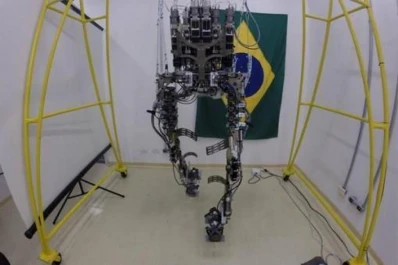 Gente parapléjica vuelve a caminar gracias a un robot