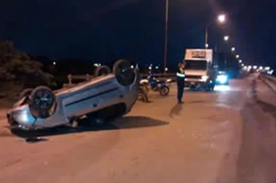 Volcó sobre el puente de acceso a El Colmenar