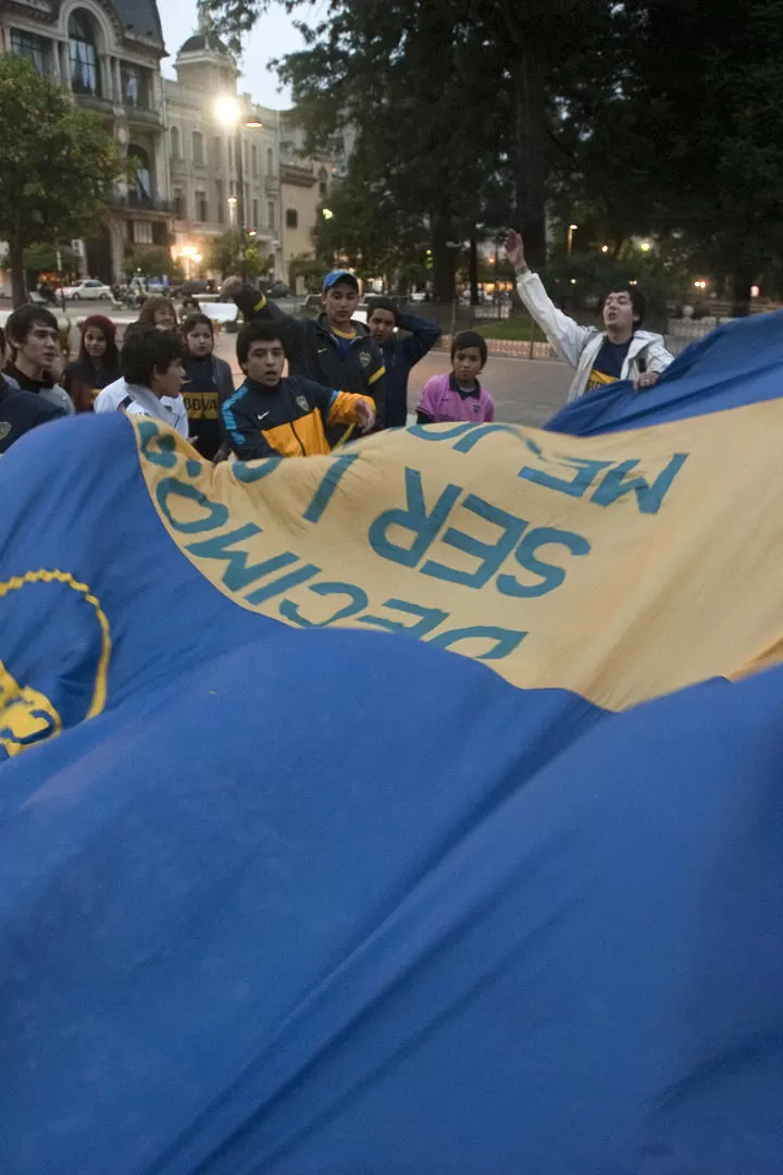 MOVILIZACIÓN. Los hinchas tucumanos estuvieron en la plaza Independencia.  