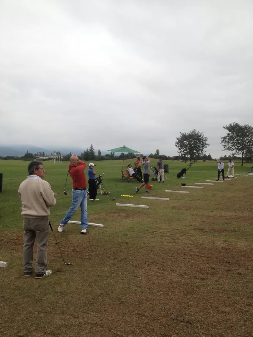 A PRACTICAR. Los jugadores disfrutaron de dos canchas impecables. 
