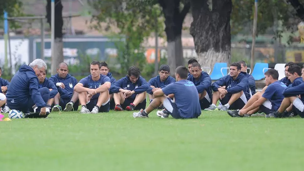 COMPLICADOS. Jugadores y cuerpo técnico debieron viajar separados. LA GACETA / ARCHIVO. 