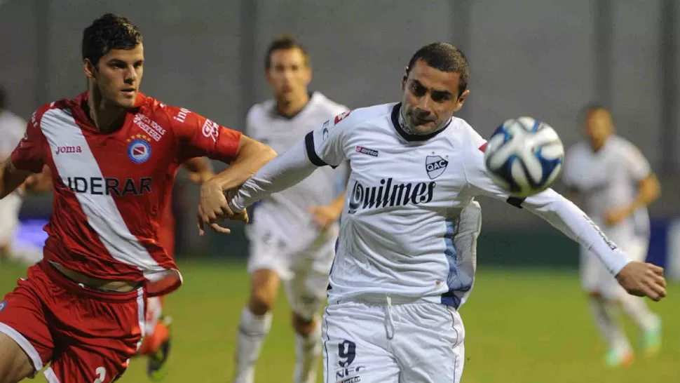 GOL CERVECERO. Gonzalo Ríos sorprendió al desequilibrar la defensa de Argentinos y a los 3 minutos anotó el gol de Quilmes. TELAM