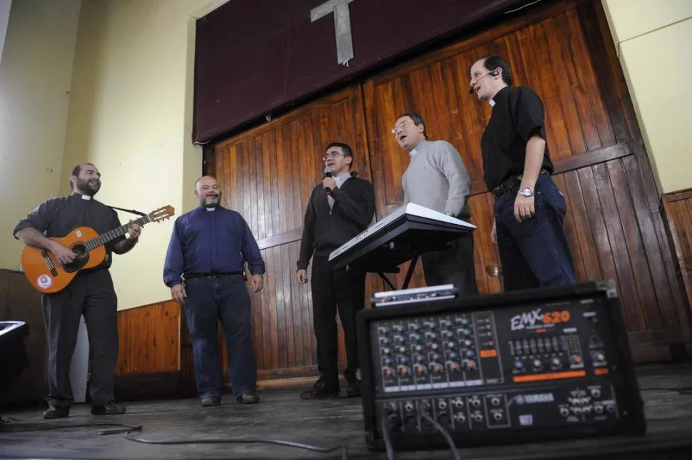 ALEGRÍA. En pleno ensayo de “Cura por cuentos”, los sacerdotes Leonardo Valoy, Marcelo Lorca, Manuel Ruiz, Pablo Dip y Fernando Giardina. la gaceta / foto de franco vera