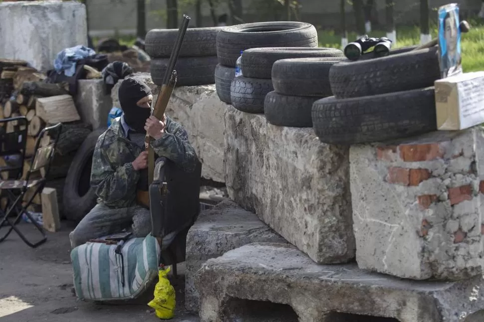 EN SLAVIANSK. Un rebelde prorruso custodia un puesto de control. reuters