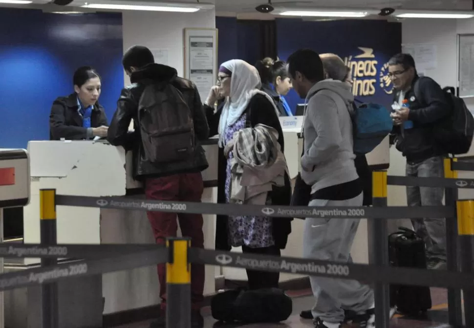 REGRESO A CASA. Majid Moumni (de pantalón bordó) realiza el trámite de “check-in” en el aeropuerto de Salta, junto a sus padres y su hermano. foto de Marcelo Miller-especial para la gaceta