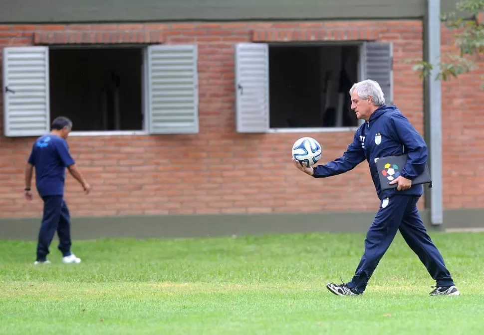 OCUPADO. Rivoira trabajó y bastante como sus muchachos, el Día del Trabajador. Todo sea por ganar ante Villa San Carlos. 