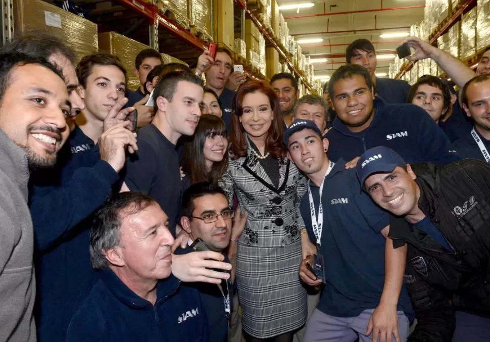 RODEADA. Cristina, junto a trabajadores de la emblemática planta Siam. dyn