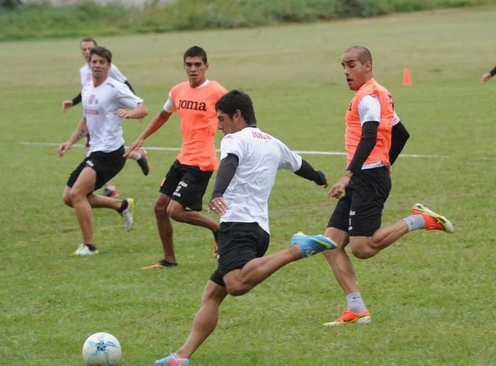 NO PARAN DE ENTRENAR. Medina (derecha) sólo piensa en ganar el domingo. 